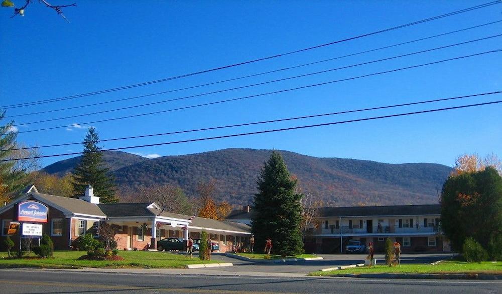 Howard Johnson By Wyndham Williamstown Exterior photo