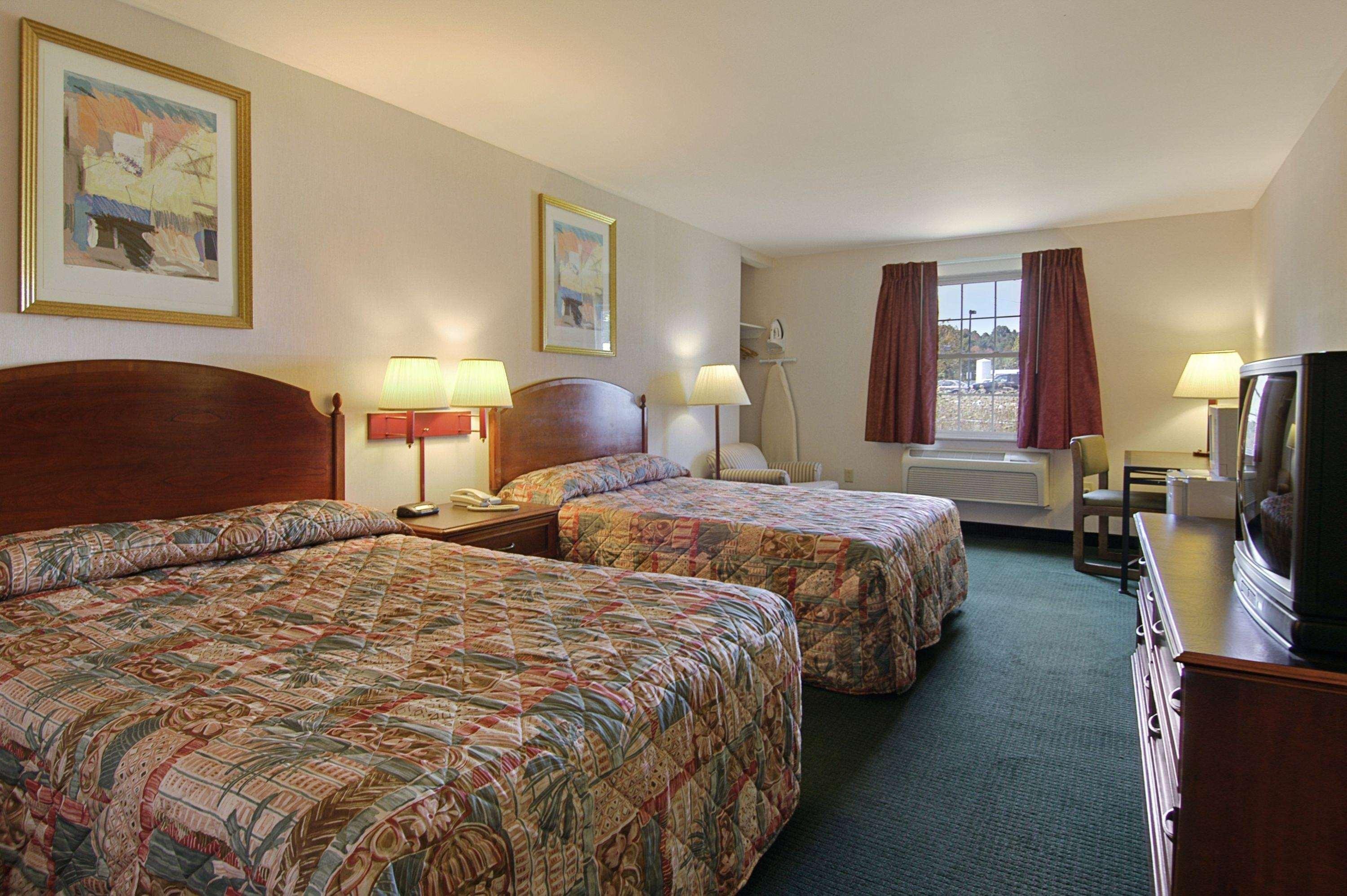 Howard Johnson By Wyndham Williamstown Exterior photo