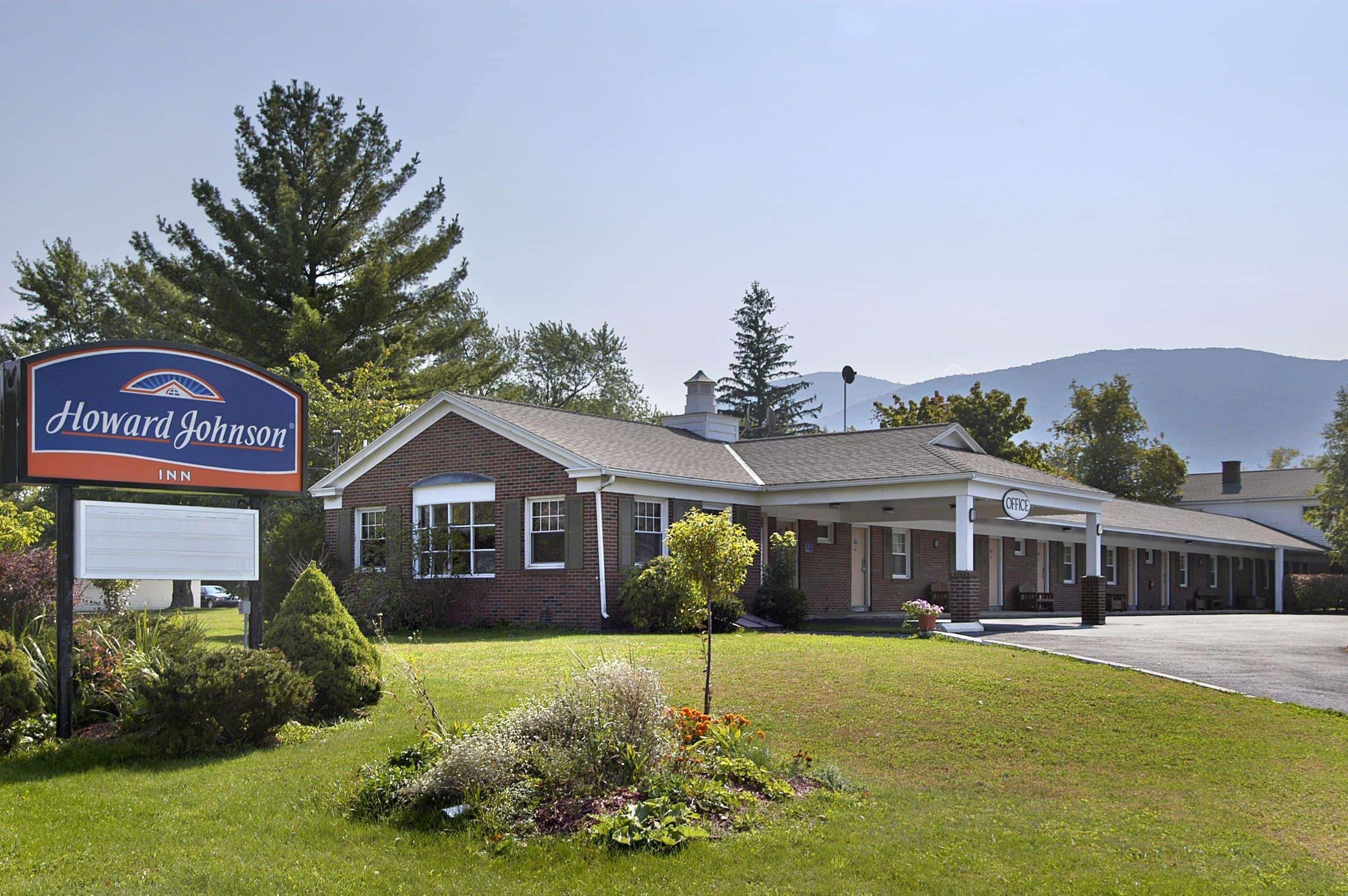 Howard Johnson By Wyndham Williamstown Exterior photo