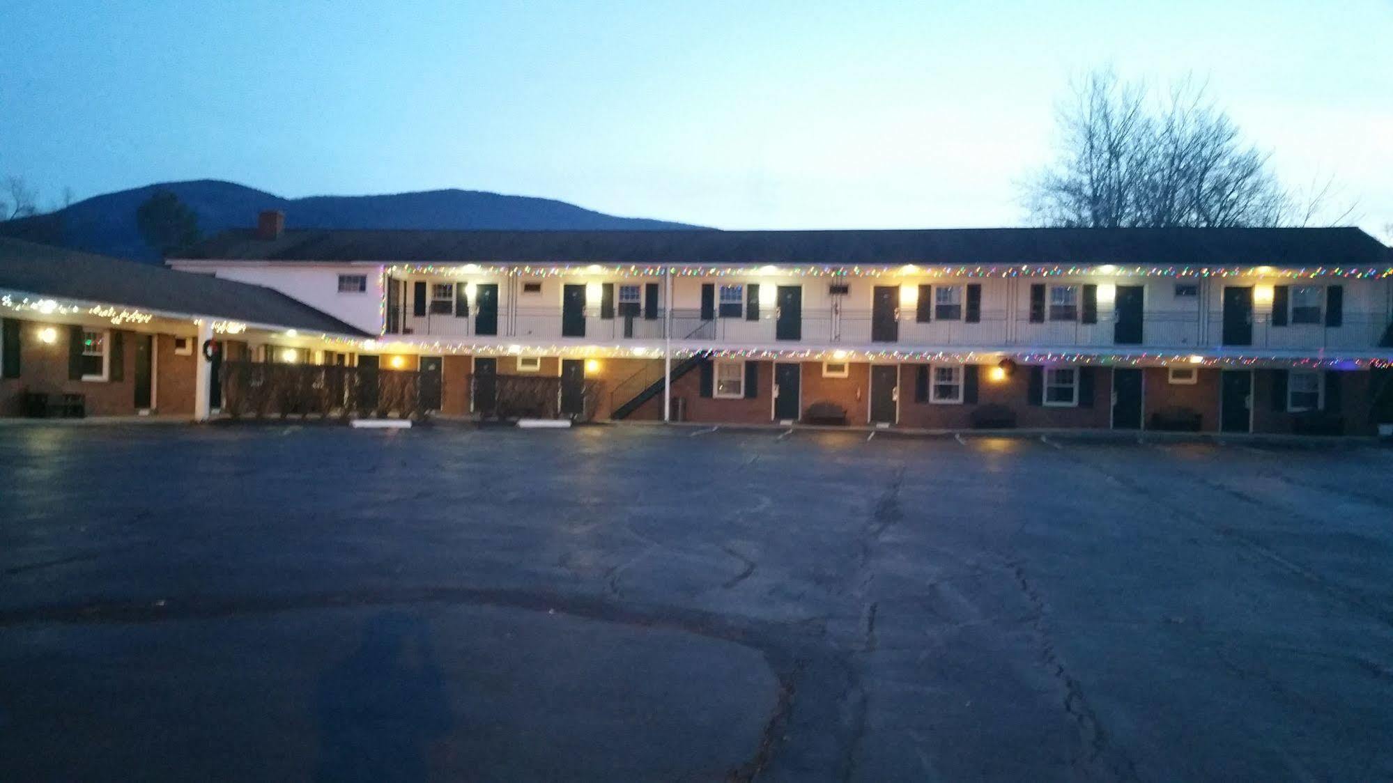 Howard Johnson By Wyndham Williamstown Exterior photo
