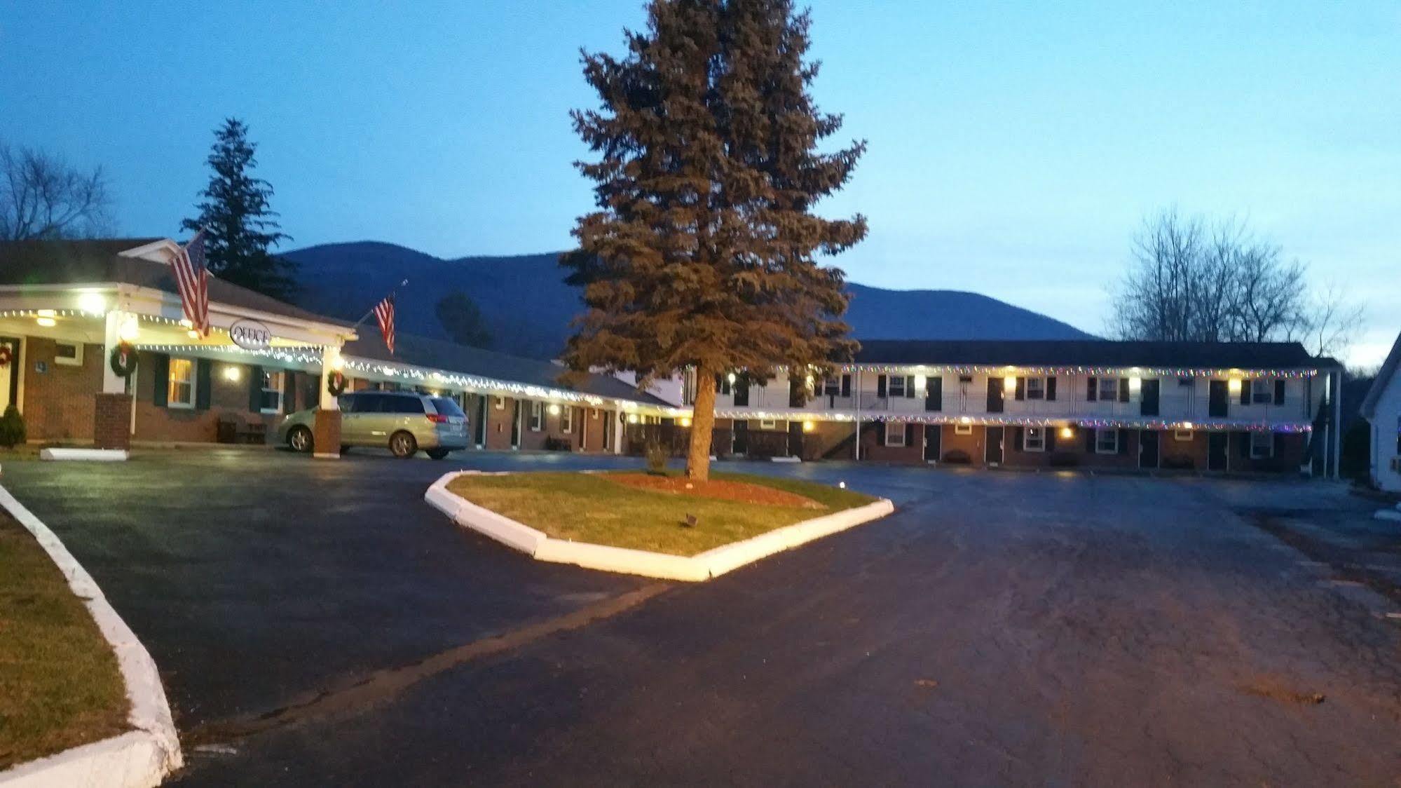 Howard Johnson By Wyndham Williamstown Exterior photo